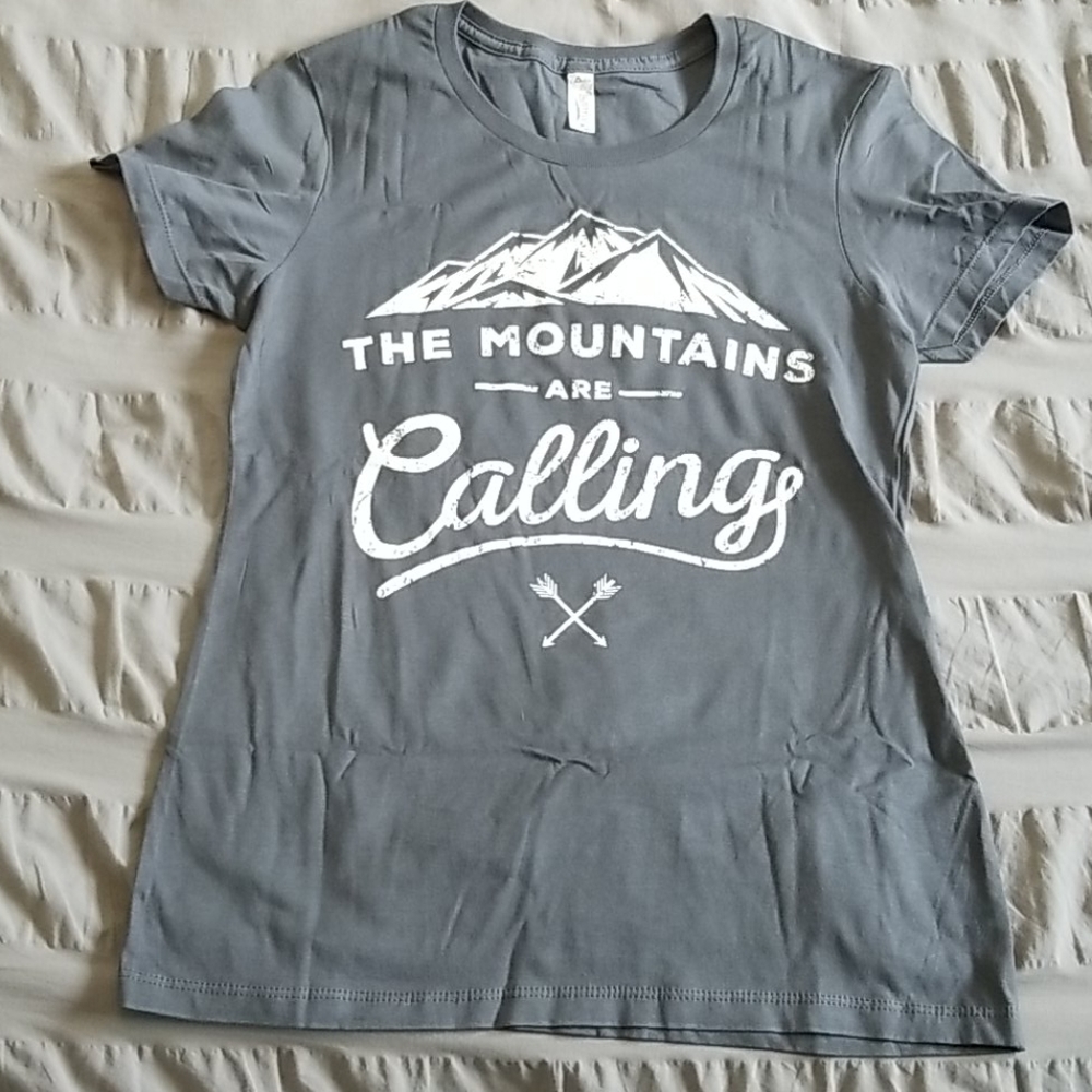 The Mountains are calling t-shirt. NWOT